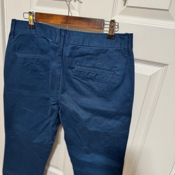 Men’s Khaki Pants (33x28) | Gap Lived-in Slim Khakis - Picture 5 of 10